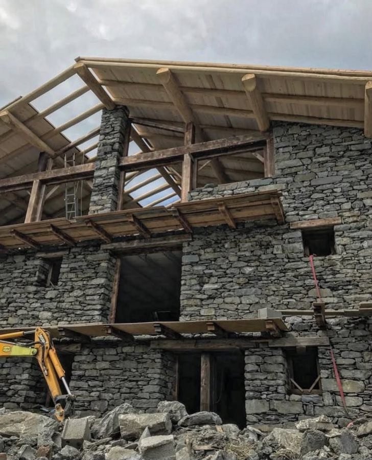 Restauration de charpente sur une bâtisse ancienne en pierre
